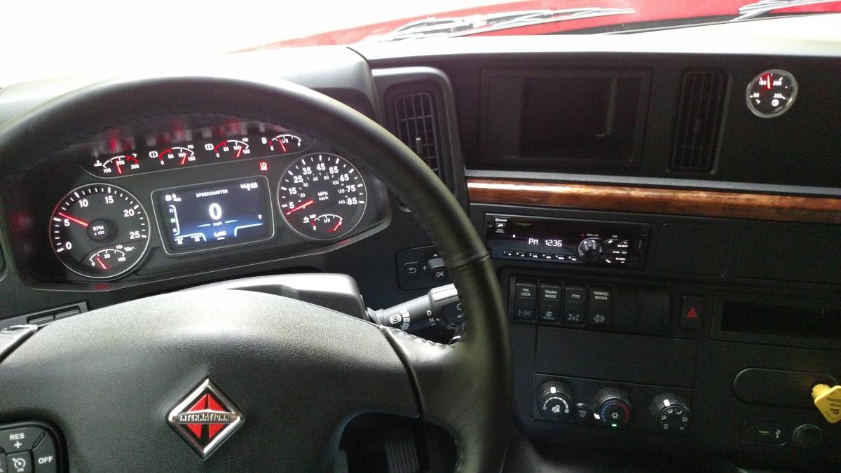 The HV’s dashboard is now two flat panels, in Class 8 style, instead of automotively curved as in the WorkStar.